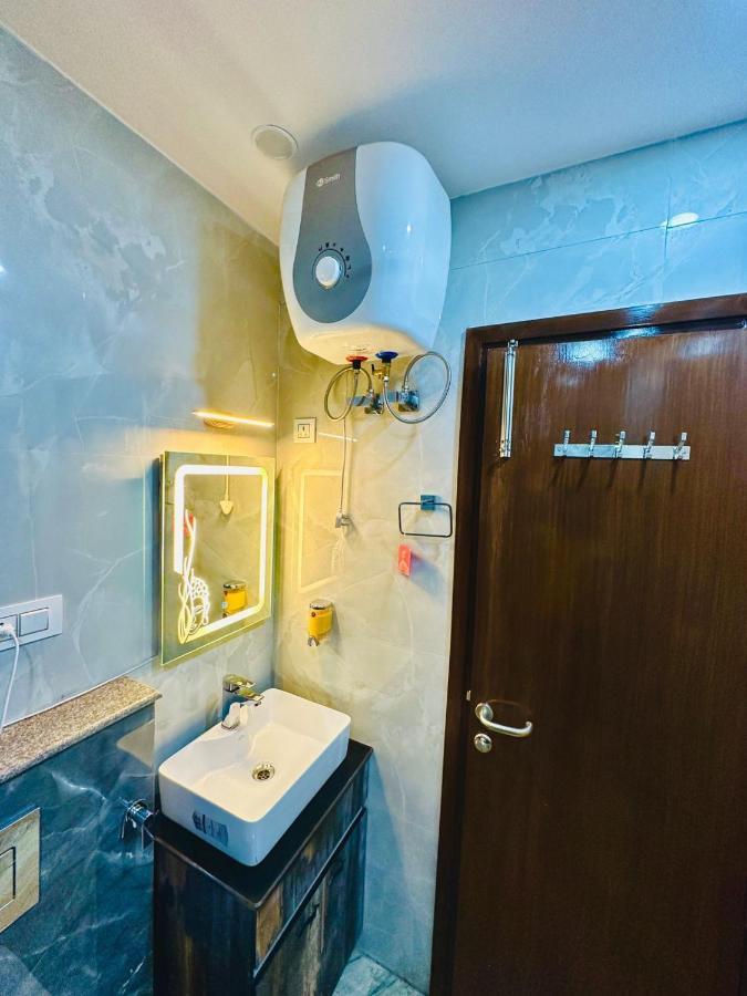 Hotel Samrat Residency 10 Mints Walking Distance Nizamuddin Railway Station Yeni Delhi Dış mekan fotoğraf
