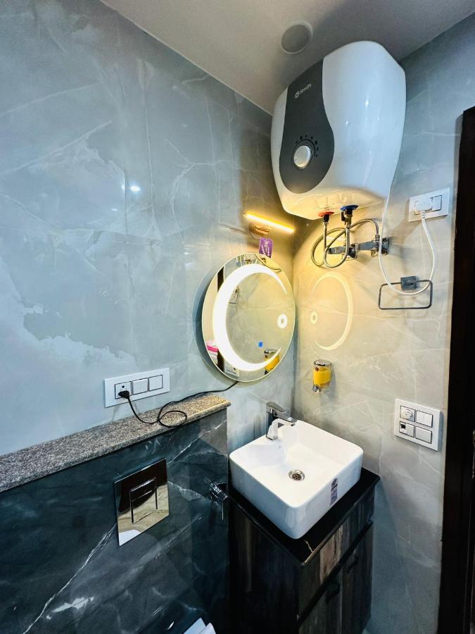 Hotel Samrat Residency 10 Mints Walking Distance Nizamuddin Railway Station Yeni Delhi Dış mekan fotoğraf