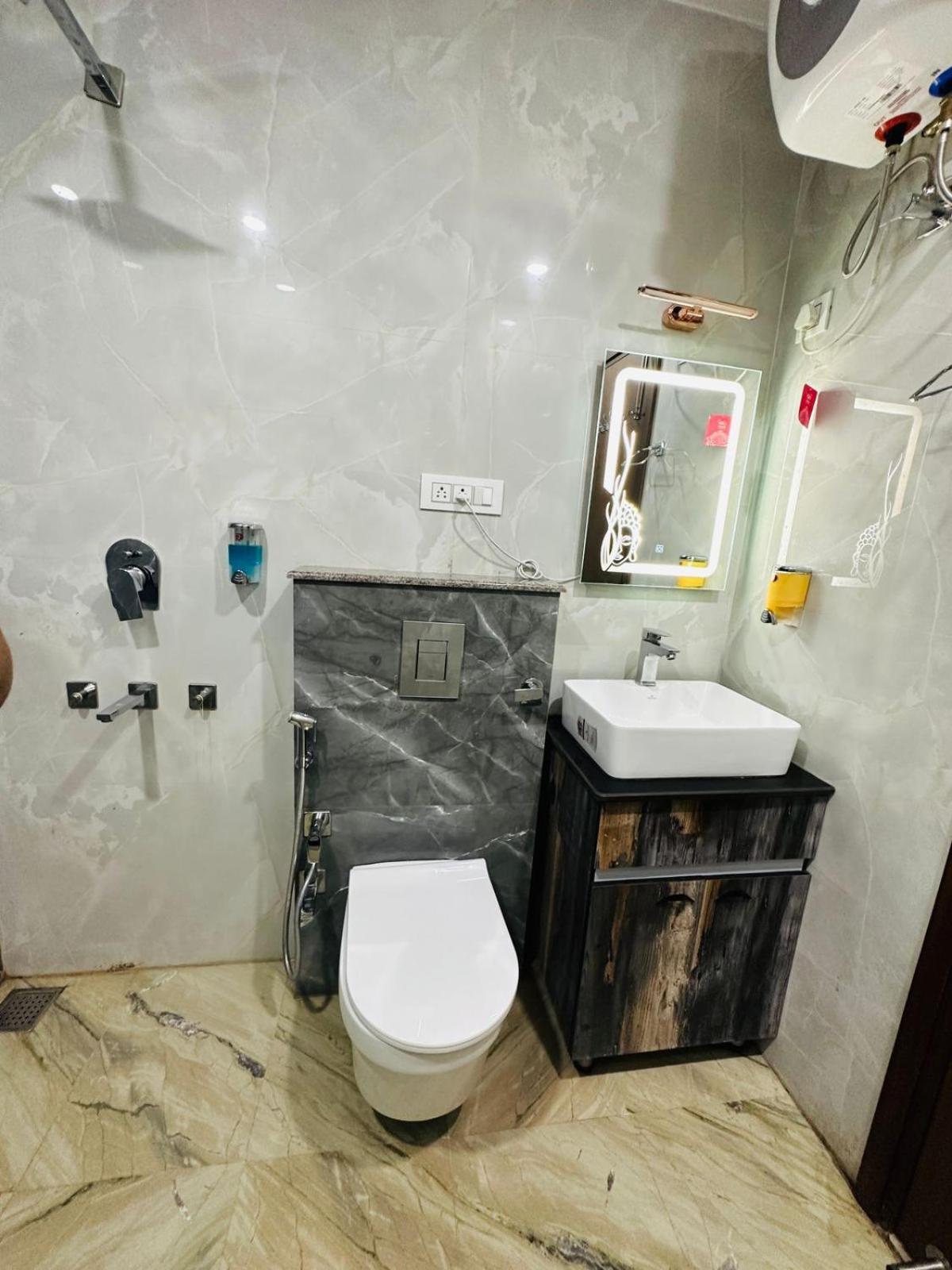 Hotel Samrat Residency 10 Mints Walking Distance Nizamuddin Railway Station Yeni Delhi Dış mekan fotoğraf