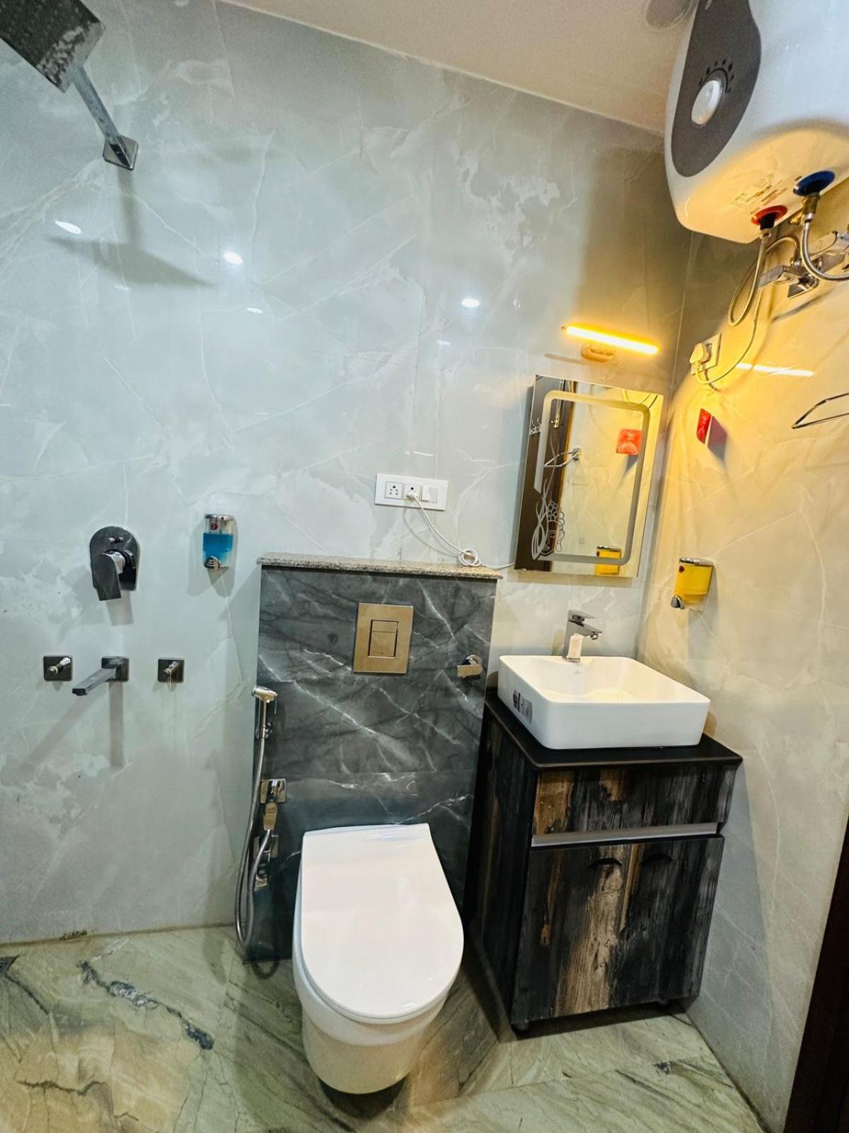 Hotel Samrat Residency 10 Mints Walking Distance Nizamuddin Railway Station Yeni Delhi Dış mekan fotoğraf