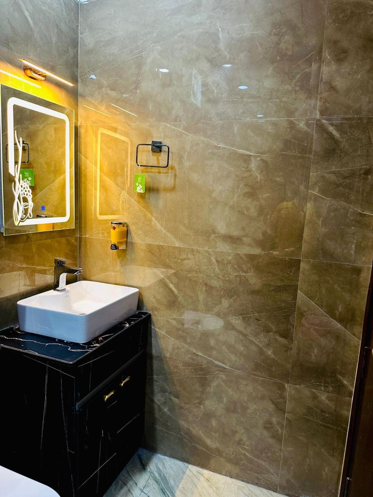 Hotel Samrat Residency 10 Mints Walking Distance Nizamuddin Railway Station Yeni Delhi Dış mekan fotoğraf