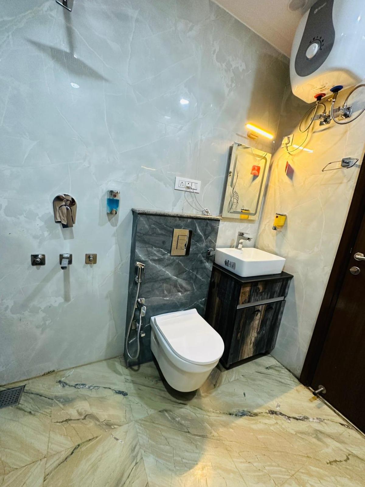 Hotel Samrat Residency 10 Mints Walking Distance Nizamuddin Railway Station Yeni Delhi Dış mekan fotoğraf